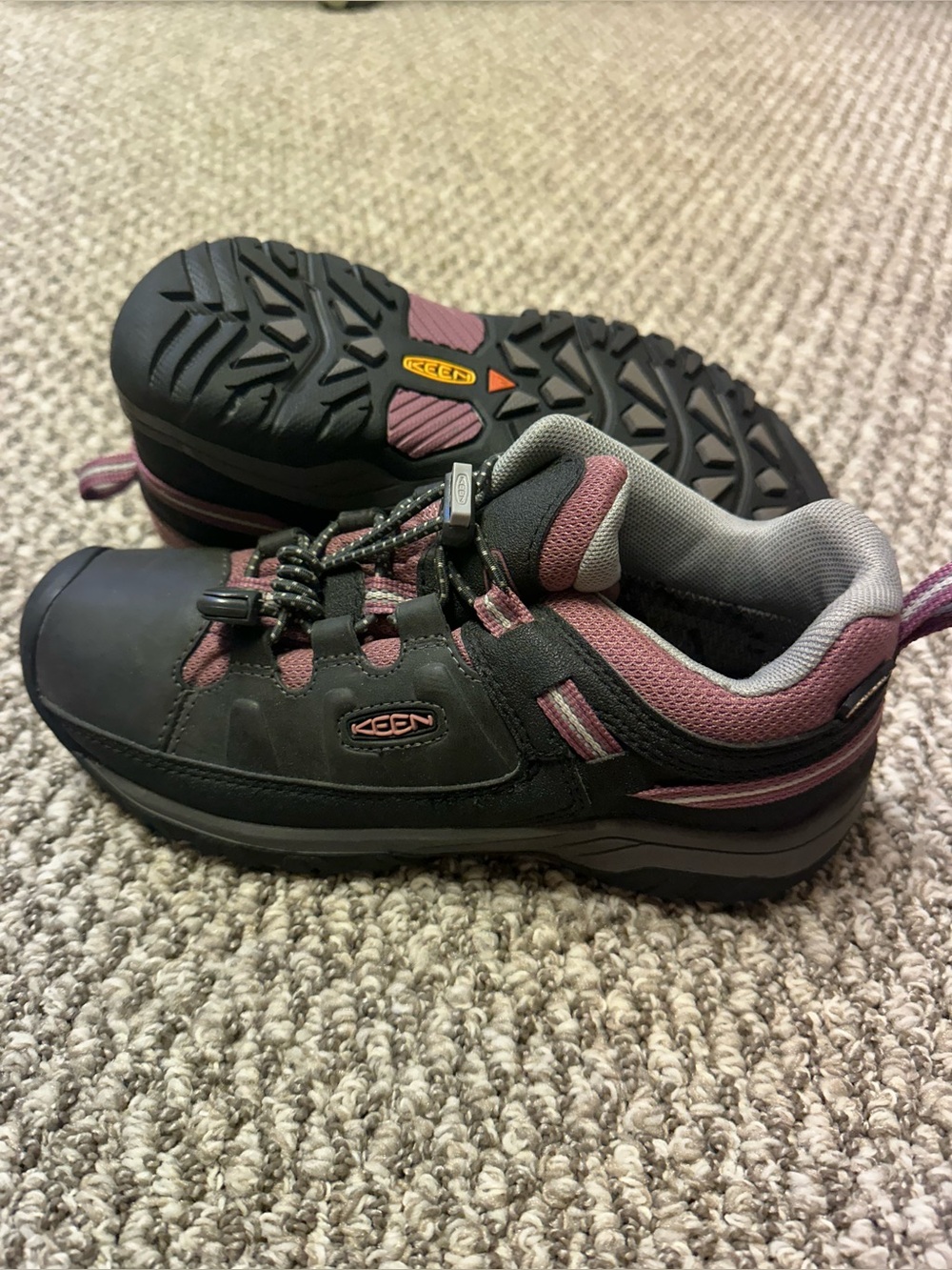 Girls NWOT Keen Targhee Hiking Shoes.  Leather.  Waterproof.  Bungee laces.